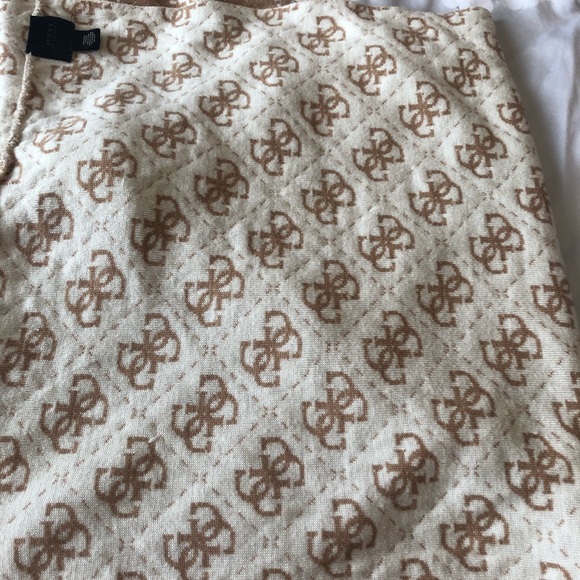 Guess infinity scarf - Picture 2 of 4